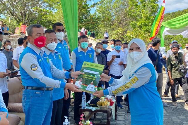 Gubri serahkan penghargaan Sekolah Adiwiyata 2021 di Taman Hutan Raya, Minas, Kecamatan Siak, Riau, Rabu (6/10/2021).